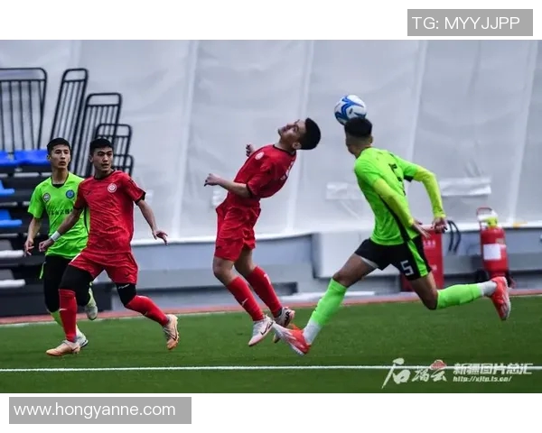 扎辫子的暴力足球明星如何在绿茵场上展现激情与力量