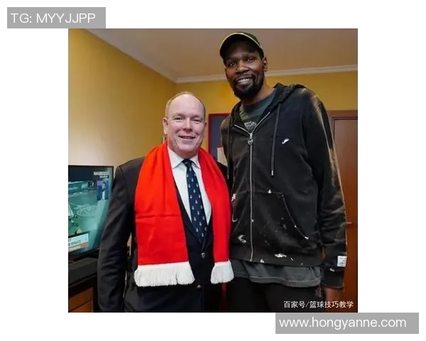 足球明星与路人亲密合影瞬间展现温暖人性与偶像魅力的完美结合 足球明星与路人亲密合影瞬间展现温暖人性与偶像魅力的完美结合