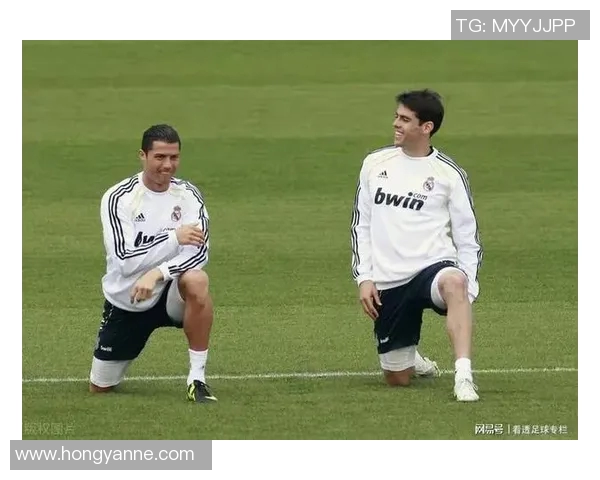 足球明星在训练后享受室内按摩放松双脚的秘密时刻 足球明星在训练后享受室内按摩放松双脚的秘密时刻